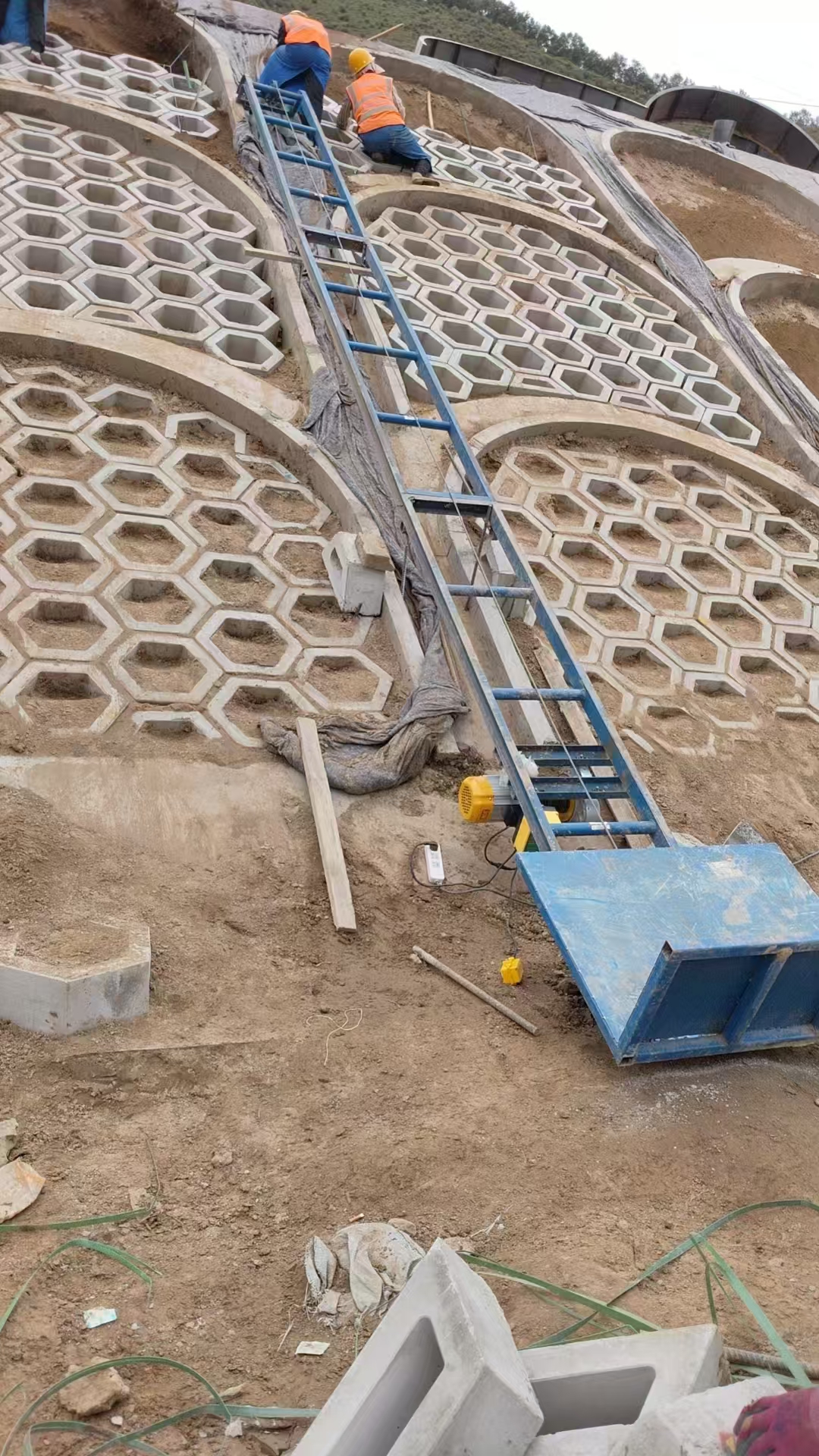 爬山虎上料机 轨道式斜坡运料机 工地小吊机